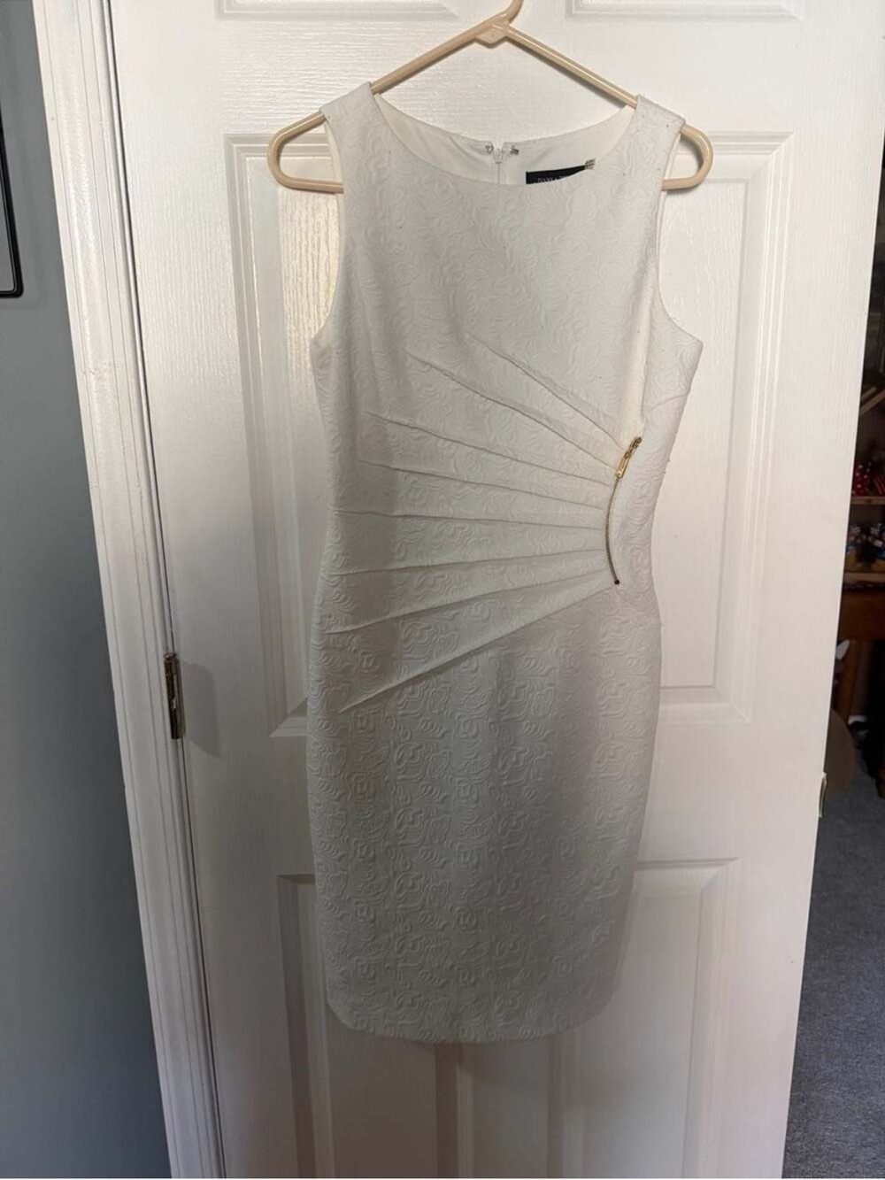 💕💕😍Sleeveless White Textured Sheath Dress with Side Zip Detail. 4. NWT.